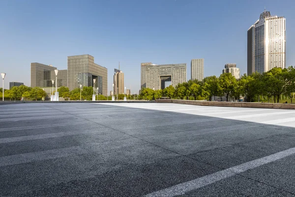 Skyline Panorámico Modernos Edificios Oficinas Negocios Con Camino Vacío Piso — Foto de Stock