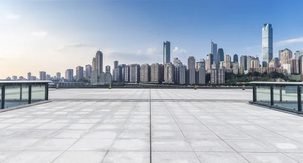 Panoramik Siluet Boş Yolu Boş Beton Zemini Olan Modern Binaları — Stok fotoğraf