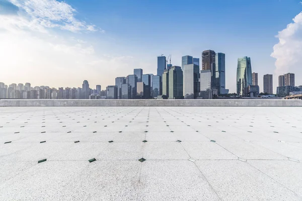 Panoramik Siluet Boş Yolu Boş Beton Zemini Olan Modern Binaları — Stok fotoğraf