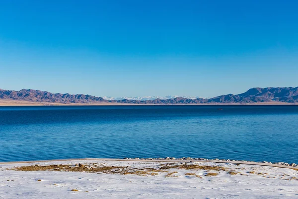 Het Bevroren Sailimu Lake Met Sneeuw Berg Achtergrond Yili Xinjiang — Stockfoto