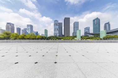 Panoramik siluet ve boş yolu, boş beton zemini olan modern iş binaları.