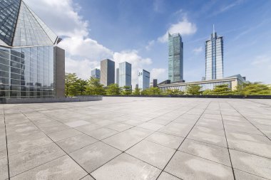 Panoramik siluet ve boş yolu, boş beton zemini olan modern iş binaları.