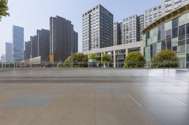 Panoramik siluet ve boş yolu, boş beton zemini olan modern iş binaları.