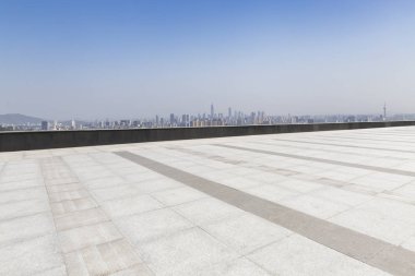 Panoramik siluet ve boş yolu, boş beton zemini olan modern iş binaları.