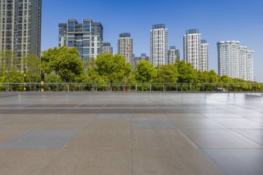 Panoramik siluet ve boş yolu, boş beton zemini olan modern iş binaları.