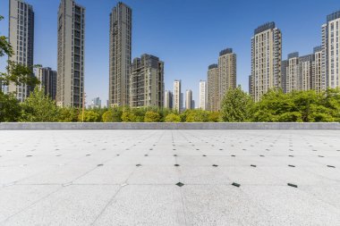 Panoramik siluet ve boş yolu, boş beton zemini olan modern iş binaları.