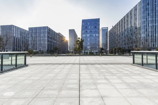 Skyline Panorâmico Modernos Edifícios Escritórios Negócios Com Estrada Vazia Piso — Fotografia de Stock