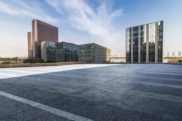 Skyline Panorámico Modernos Edificios Oficinas Negocios Con Camino Vacío Piso — Foto de Stock