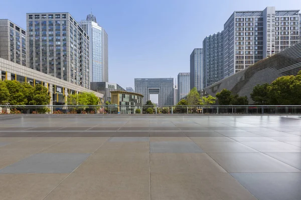 Skyline Panorámico Modernos Edificios Oficinas Negocios Con Camino Vacío Piso —  Fotos de Stock