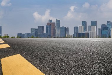 Panoramik siluet ve boş yolu, boş beton zemini olan modern iş binaları.