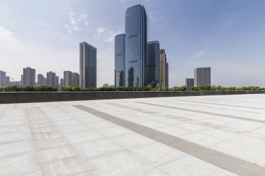 Panoramik siluet ve boş yolu, boş beton zemini olan modern iş binaları.