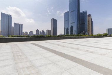 Panoramik siluet ve boş yolu, boş beton zemini olan modern iş binaları.