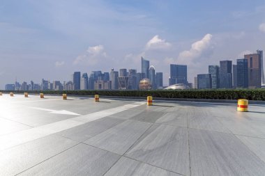 Panoramik siluet ve boş yolu, boş beton zemini olan modern iş binaları.