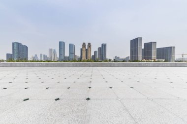 Panoramik siluet ve boş yolu, boş beton zemini olan modern iş binaları.