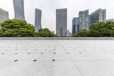Panoramik siluet ve boş yolu, boş beton zemini olan modern iş binaları.
