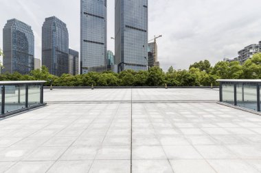 Panoramik siluet ve boş yolu, boş beton zemini olan modern iş binaları.