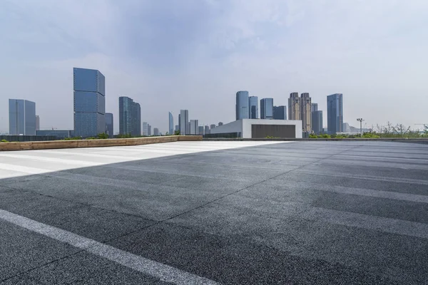 Skyline Panorámico Modernos Edificios Oficinas Negocios Con Camino Vacío Piso — Foto de Stock