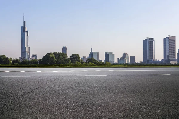 Skyline Panorâmico Modernos Edifícios Escritórios Negócios Com Estrada Vazia Piso — Fotografia de Stock