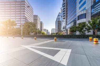 Panoramik siluet ve boş yolu, boş beton zemini olan modern iş binaları.