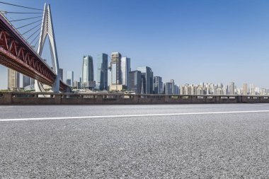 Panoramik siluet ve boş yolu, boş beton zemini olan modern iş binaları.