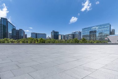 Panoramik siluet ve boş yolu, boş beton zemini olan modern iş binaları.