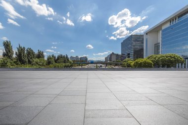 Panoramik siluet ve boş yolu, boş beton zemini olan modern iş binaları.