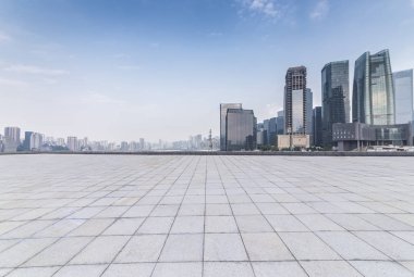 Panoramik siluet ve boş yolu, boş beton zemini olan modern iş binaları.