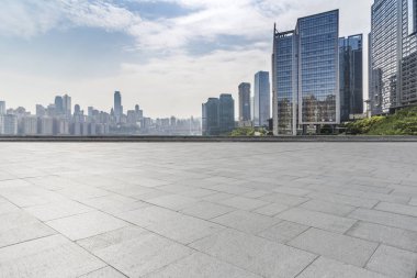 Panoramik siluet ve boş yolu, boş beton zemini olan modern iş binaları.