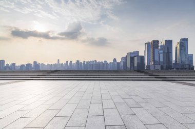 Panoramik siluet ve boş yolu, boş beton zemini olan modern iş binaları.