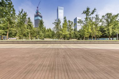 Panoramik siluet ve boş yolu, boş beton zemini olan modern iş binaları.
