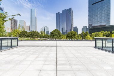 Panoramik siluet ve boş yolu, boş beton zemini olan modern iş binaları.