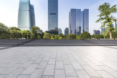 Panoramik siluet ve boş yolu, boş beton zemini olan modern iş binaları.