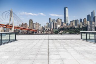Panoramik siluet ve boş yolu, boş beton zemini olan modern iş binaları.