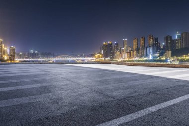 Panoramik manzarası ve binalar gece boş roadchongqing şehir ile
