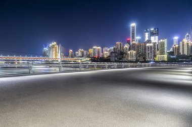 Panoramik manzarası ve binalar gece boş roadchongqing şehir ile