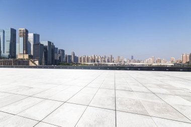 Panoramik siluet ve boş yolu, boş beton zemini olan modern iş binaları.