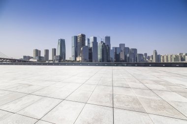 Panoramik siluet ve boş yolu, boş beton zemini olan modern iş binaları.
