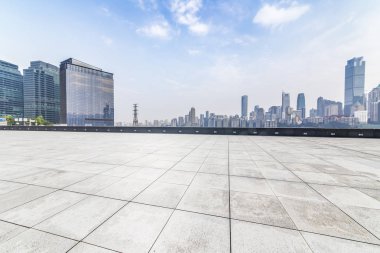 Panoramik siluet ve boş yolu, boş beton zemini olan modern iş binaları.