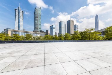 Panoramik siluet ve boş yolu, boş beton zemini olan modern iş binaları.