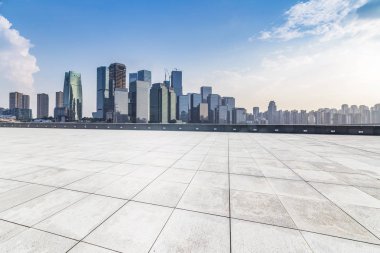 Panoramik siluet ve boş yolu, boş beton zemini olan modern iş binaları.