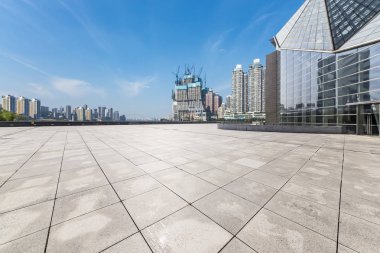 Panoramik siluet ve boş yolu, boş beton zemini olan modern iş binaları.