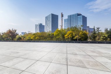 Panoramik siluet ve boş yolu, boş beton zemini olan modern iş binaları.