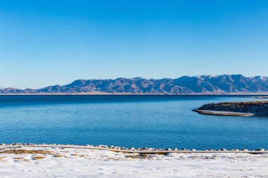  Kar dağ arka plan yılı, Çin Xinjiang, donmuş Sailimu Gölü
