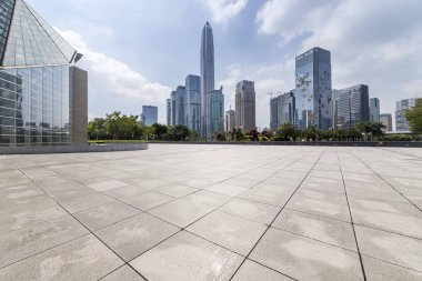 Panoramik siluet ve boş yolu, boş beton zemini olan modern iş binaları.