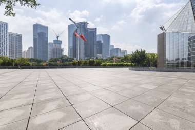 Panoramik siluet ve boş yolu, boş beton zemini olan modern iş binaları.