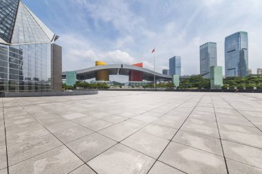 Panoramik siluet ve boş yolu, boş beton zemini olan modern iş binaları.