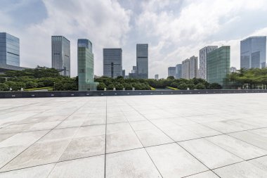 Panoramik siluet ve boş yolu, boş beton zemini olan modern iş binaları.
