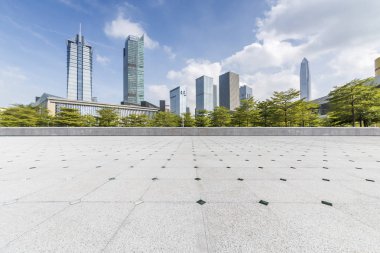 Panoramik siluet ve boş yolu, boş beton zemini olan modern iş binaları.