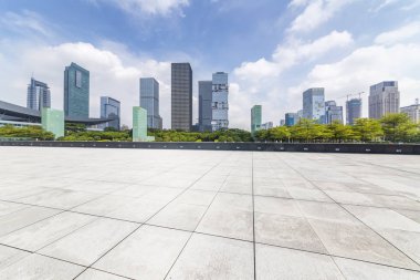 Panoramik siluet ve boş yolu, boş beton zemini olan modern iş binaları.