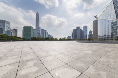 Panoramik siluet ve boş yolu, boş beton zemini olan modern iş binaları.